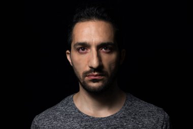 Siyah arka planda ağlayan bir adam. Duygularını gösteren adam