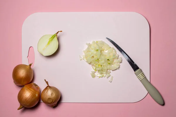 Oignon Finement Haché Sur Fond Rose Cuisiner Nourriture Maison Légumes — Photo