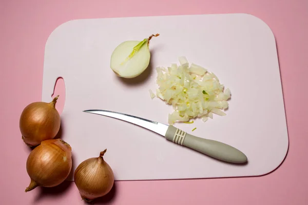 Oignon Finement Haché Sur Fond Rose Cuisiner Nourriture Maison Légumes — Photo
