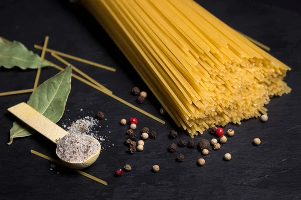 Droge Spaghetti Een Zwarte Achtergrond Traditioneel Italiaans Eten Deegwaren — Stockfoto