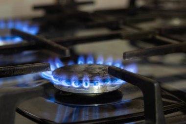 Yakıcı gaz ocağı. Benzin geldi. Araçlar