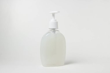 Beyaz arka planda bir şişe beyaz sıvı sabun. Kişisel hijyen. Temizlik aracı