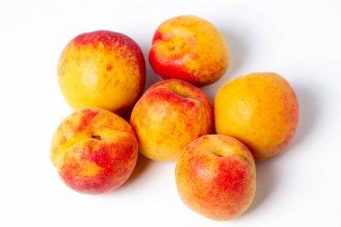 Kayısılar beyaz arka planda izole edilmiş. Olgun taze meyveler.