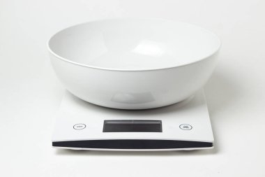 Beyaz arka planda elektronik mutfak pulları. Mutfak aletleri..