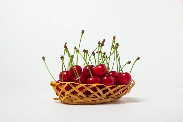 Cereja Cesto Fundo Branco Cereja Madura Fresca Fruta Verão — Fotografia de Stock