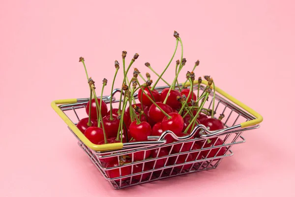 Cseresznye Egy Kis Bevásárlókosárban Rózsaszín Háttérrel Friss Cseresznye Nyári Gyümölcs — Stock Fotó