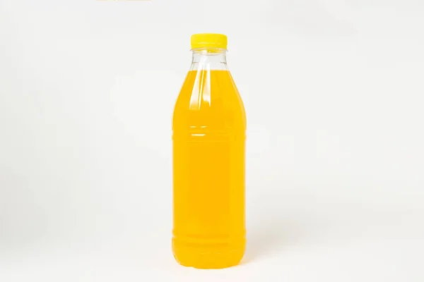 Botella Jugo Sobre Fondo Blanco Botella Plástico Con Zumo Naranja — Foto de Stock