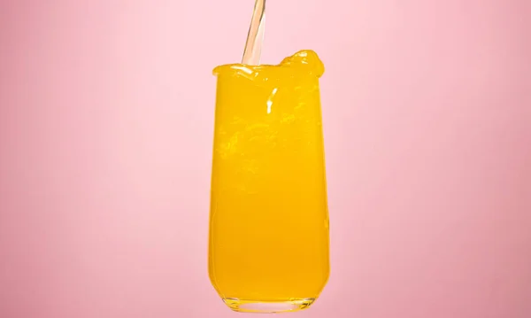 Ein Glas Saft Auf Rosa Hintergrund Orangensaft Wird Ein Glas — Stockfoto