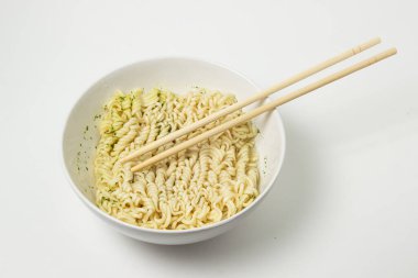 Beyaz arka planda haşlanmış hazır şehriye. Fast food. Modern yemek..