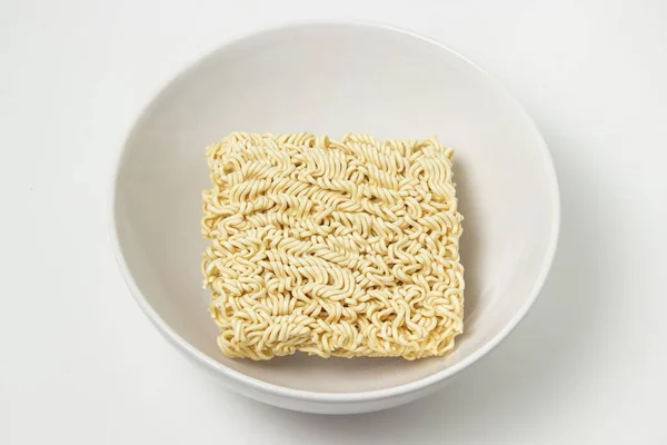 Ξηρά Στιγμιαία Noodles Ένα Πιάτο Λευκό Φόντο Φάστφουντ Σύγχρονο Φαγητό — Φωτογραφία Αρχείου