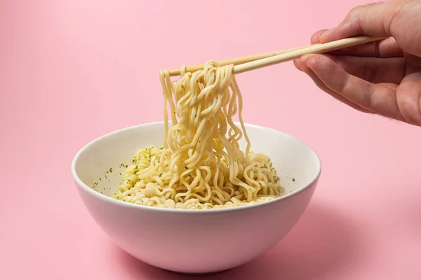 Boiled Instant Noodles Pink Background Hand Takes Noodles Chopsticks Food — Stock Photo, Image