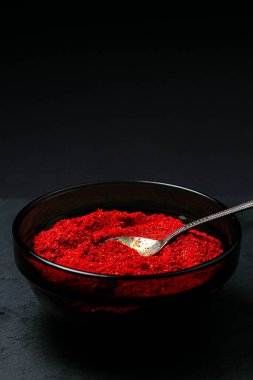 Siyah arka planda kırmızı biber. Acı kırmızı biber. kırmızı biber.