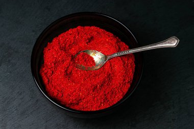 Siyah arka planda kırmızı biber. Acı kırmızı biber. kırmızı biber.