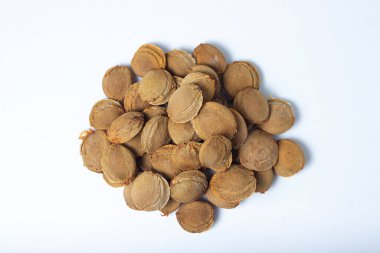 Beyaz arka planda kayısı çekirdekleri. Kurutulmuş kayısı çekirdekleri
