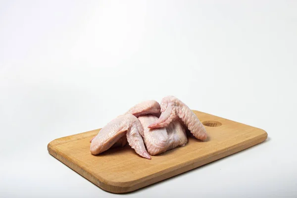 Alitas Pollo Sobre Una Tabla Madera Sobre Fondo Blanco Carne —  Fotos de Stock