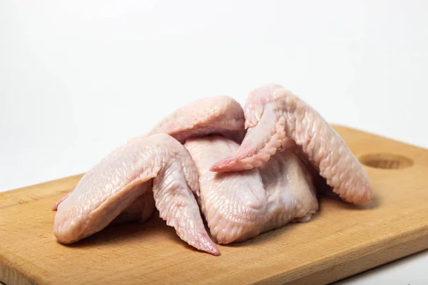 Alitas Pollo Sobre Una Tabla Madera Sobre Fondo Blanco Carne —  Fotos de Stock