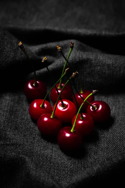 Cereja Vermelha Tecido Preto Foto Comida Baixo Frutos Doces — Fotografia de Stock
