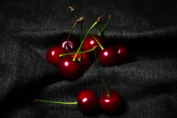 Rote Kirsche Auf Schwarzem Stoff Essen Foto Leise Süße Früchte — Stockfoto
