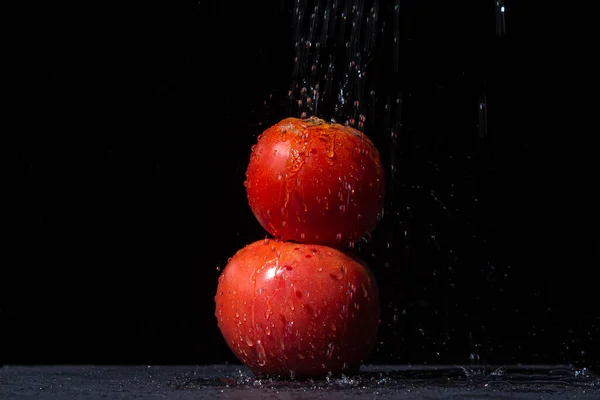 Die Tomaten Auf Schwarzem Grund Werden Mit Wasser Übergossen Frisches — Stockfoto