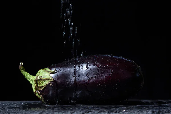 Water Pours Eggplant Black Background Fresh Healthy Vegetable Healthy Diet — Fotografia de Stock