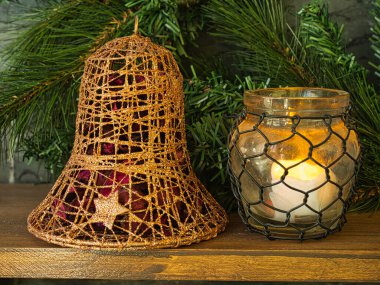 Kırmızı toplu fener, çanlar, mutlu noeller ve yeni yıl balosu