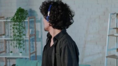 Müzik dinleyen, dans eden, şarkı söyleyen, gitar çalan mutlu ve çılgın bir adam.