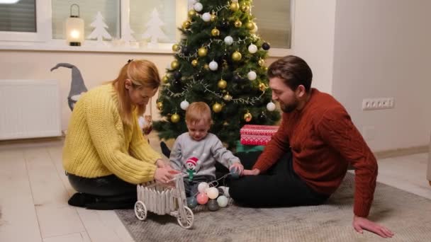 크리스마스 트리 근처에서 즐겁게 노는 행복 한 가족. — 비디오