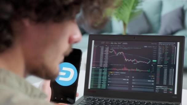Kaufmann Händler mit Handy-App und Laptop-Analyse. — Stockvideo