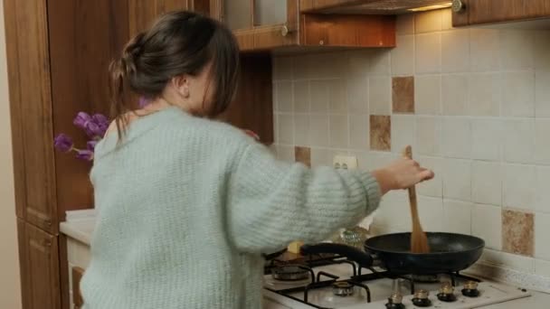Mladá Žena Tančí Baví Zatímco Připravuje Jídlo Kuchyni Pro Svého — Stock video