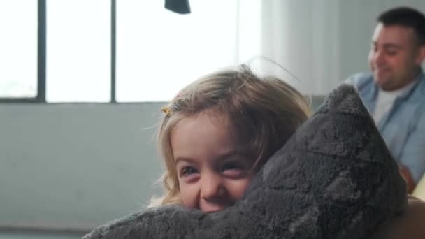 Vader kietelt zijn dochter terwijl ze thuis samen spelen. — Stockvideo