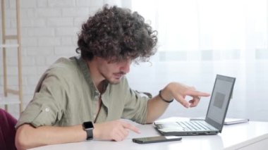 Cep telefonu uygulaması ve dizüstü bilgisayar analizi kullanan bir tüccar..