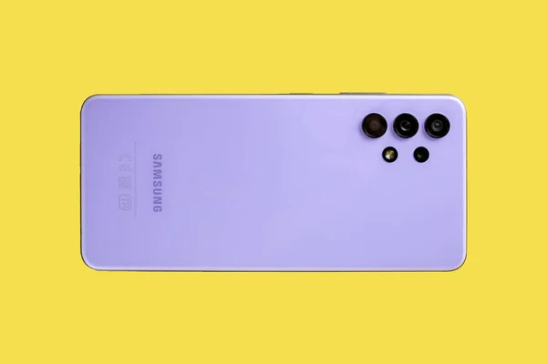 Zaporozhye Ucraina Aprile 2021 Samsung Galaxy A32 Isolato Sfondo Giallo — Foto Stock