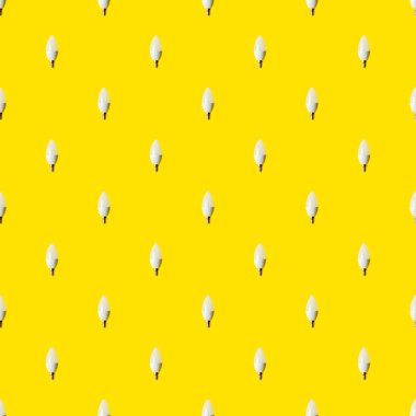 Enerji tasarrufu kavramı. Sarı arka planda, kusursuz desenli lamba..