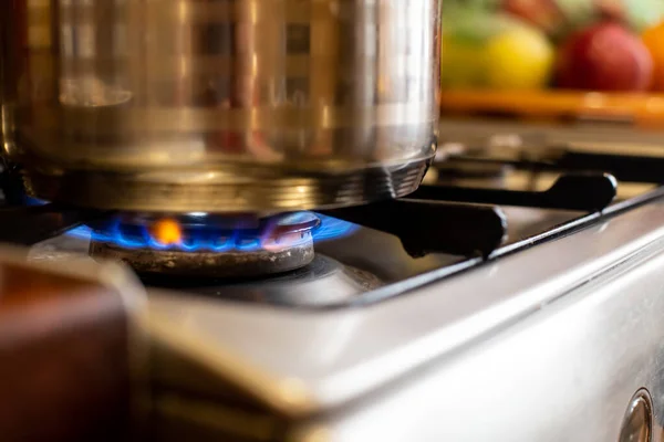 Yakın çekim mavi alev yanan gaz. Gaz ocağında yemek pişirmek..