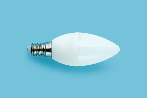 Groene Energieconcept Ledlamp Geïsoleerd Blauwe Achtergrond — Stockfoto