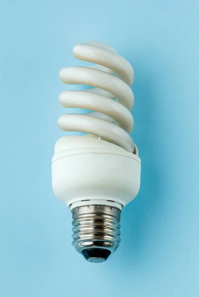 Das Konzept Der Energieeinsparung Leuchtstoffröhren Auf Blauem Hintergrund — Stockfoto