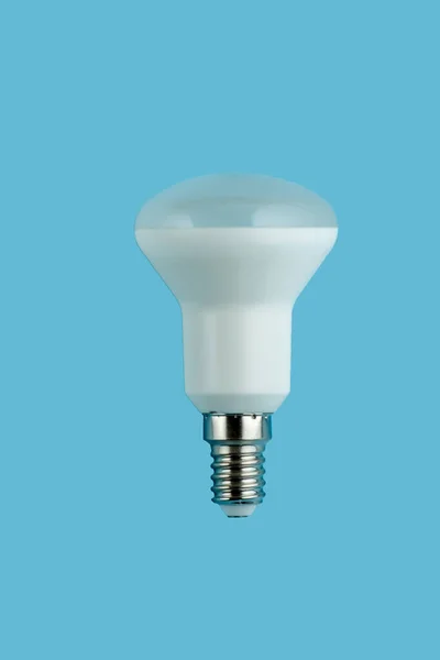 Led Lamp Geïsoleerd Blauwe Achtergrond Witte Spaarlamp — Stockfoto