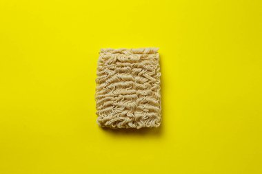 Sarı arka planda çiğ erişte..