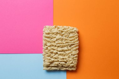 Renkli arkaplanda çiğ erişte.