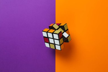 Zaporizhzhia, Ukrayna - 22 Nisan 2022: Çok renkli bir arkaplanda Rubik küpü.