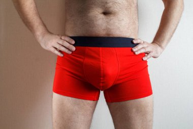 Kırmızı şortlu genç yakışıklı adam..