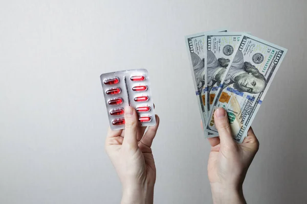 Girl Holds Medicines One Hand Money Second Concept Expensive Medical — Stock Photo, Image