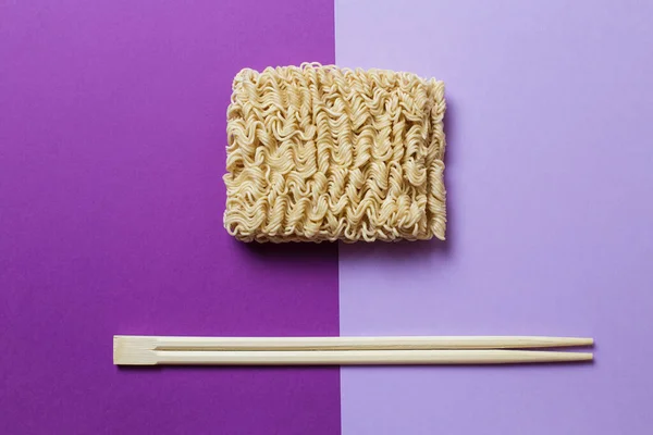 Instant Noodles Chopsticks Bright Trendy Background — Stockfoto