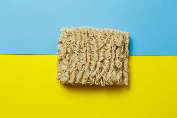 Raw Instant Noodles Blue Yellow Background — ストック写真