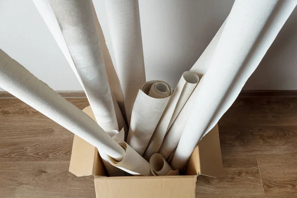 Karton bir kutuda rulo kağıt. yan görünüm