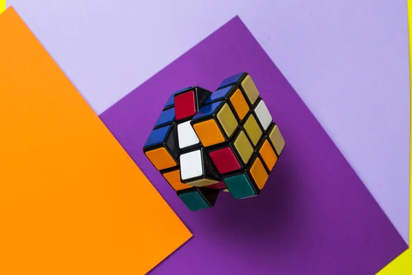 Zaporizhzhia Ukraine Avril 2022 Cube Rubik Sur Fond Multicolore — Photo