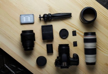 Masada profesyonel fotoğrafçı için ekipman bulunan düz bir kompozisyon vardı..