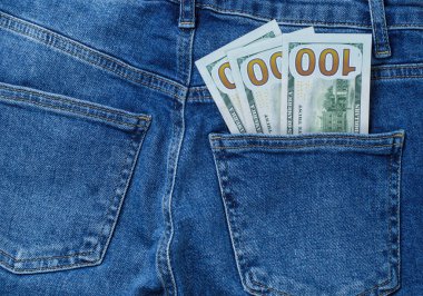 Pantolonumun arka cebinde 300 var. Para cebinde.