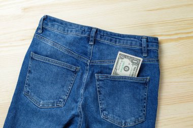 Kotun arka cebinde bir dolar. Para cebinde.