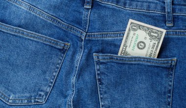 Kotun arka cebinde bir dolar. Para cebinde.